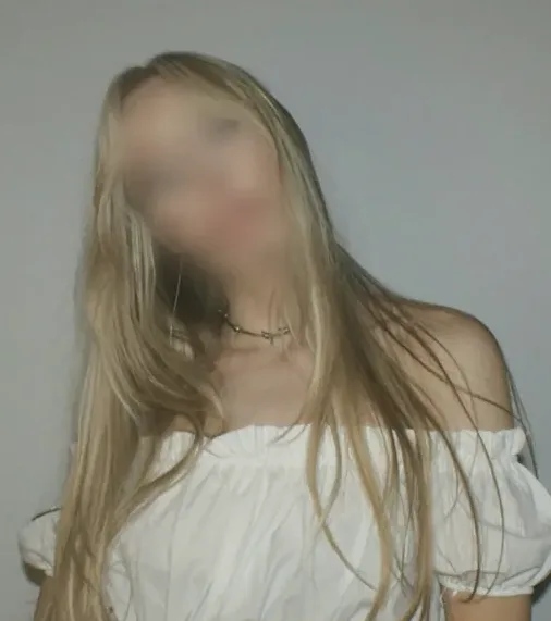 Daniela, 20