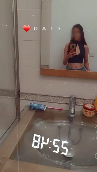 Sandra, 23